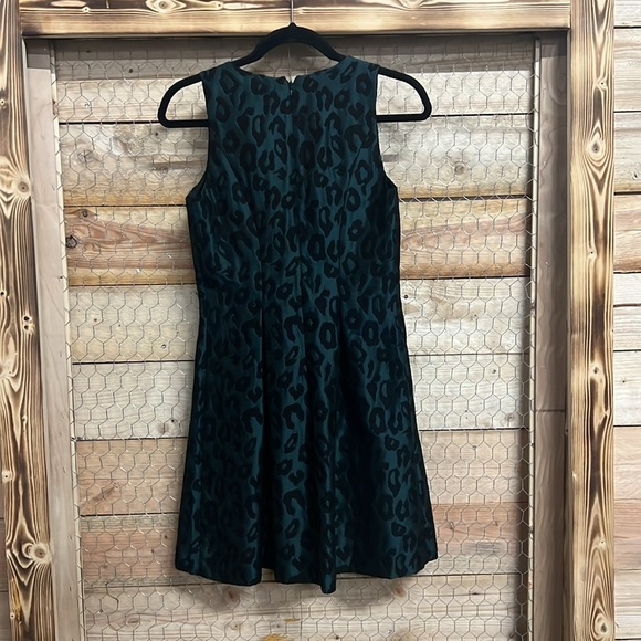 LOFT Fit & Flare Green & Black Leopard Print Jacquard V-neck Mini Dress Size 0 - Picture 4 of 8